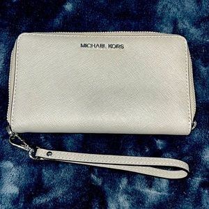 MICHAEL KORS 💗✨ Large Saffiano Leather Smartphone Wristlet 💗✨